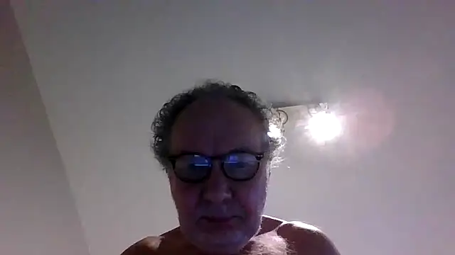 Snapshot of jimmybenido chatting on 10/19/25, 04:32 jimmybenido online show from 10/19/25, 04:32