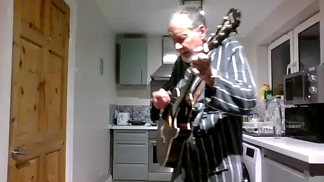 Snapshot of jimmybenido chatting on 01/13/26, 05:39 jimmybenido online show from 01/13/26, 05:39