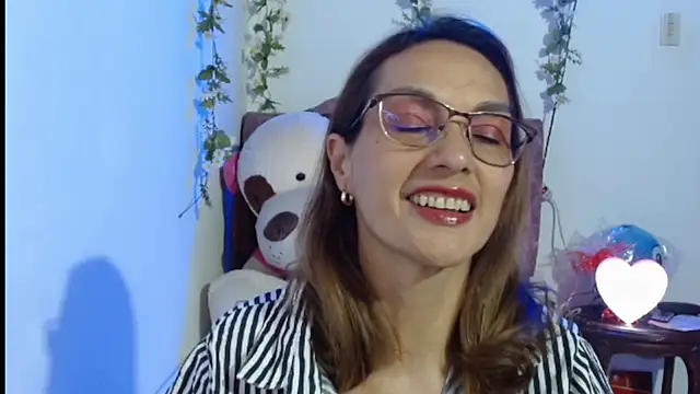 italagomez  online show from 11/17/25, 11:09