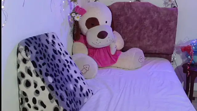 italagomez  online show from 12/17/25, 11:21