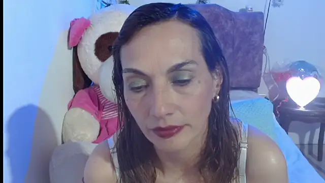 italagomez  online show from 10/18/25, 09:06