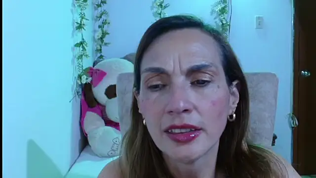 italagomez  online show from 11/10/25, 11:10