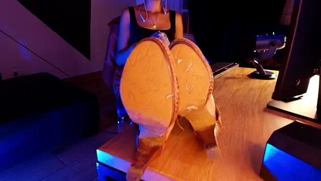 Snapshot of Pia_mo chatting on 10/24/25, 03:16 Pia mo online show from 10/24/25, 03:16