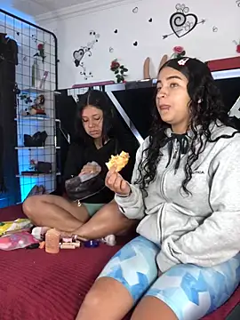 Snapshot of 1lovelygirls chatting on 11/26/25, 12:16 1lovelygirls online show from 11/26/25, 12:16