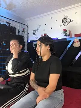 Snapshot of 1lovelygirls chatting on 11/19/25, 12:27 1lovelygirls online show from 11/19/25, 12:27