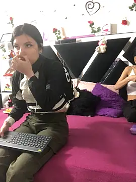 Snapshot of 1lovelygirls chatting on 09/17/25, 12:07 1lovelygirls online show from 09/17/25, 12:07