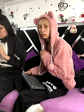 Snapshot of 1lovelygirls chatting on 10/07/25, 12:06 1lovelygirls online show from 10/07/25, 12:06