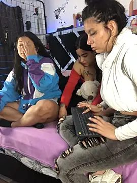 Snapshot of 1lovelygirls chatting on 11/15/25, 12:20 1lovelygirls online show from 11/15/25, 12:20