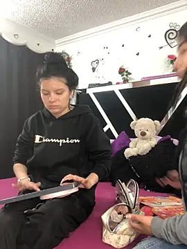 Snapshot of 1lovelygirls chatting on 10/29/25, 12:15 1lovelygirls online show from 10/29/25, 12:15