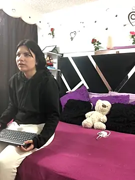 Snapshot of 1lovelygirls chatting on 09/25/25, 12:00 1lovelygirls online show from 09/25/25, 12:00