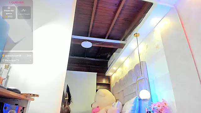 amina west online show from 10/24/25, 10:42