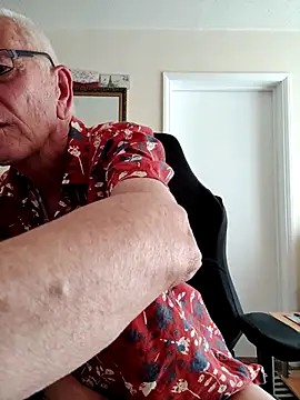 Snapshot of cutaboverest chatting on 10/01/25, 03:05 cutaboverest online show from 10/01/25, 03:05