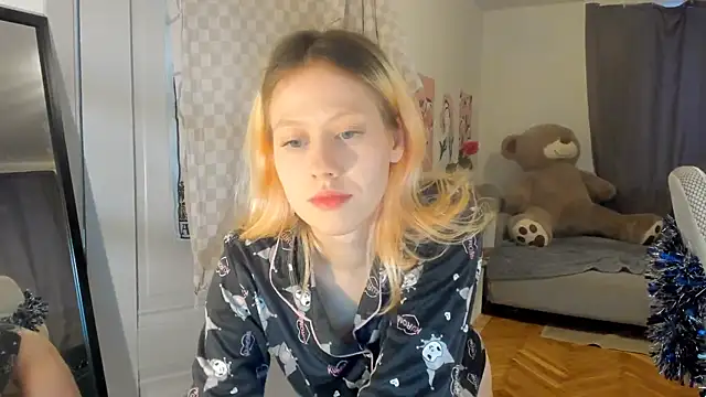 Snapshot of Silly__Milly chatting on 12/21/24, 10:06 Silly  Milly online show from 12/21/24, 10:06
