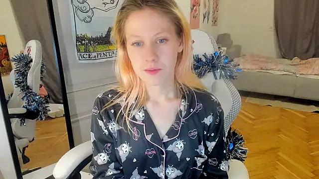 Snapshot of Silly__Milly chatting on 12/18/24, 05:10 Silly  Milly online show from 12/18/24, 05:10