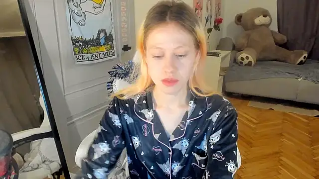 Snapshot of Silly__Milly chatting on 12/21/24, 01:42 Silly  Milly online show from 12/21/24, 01:42