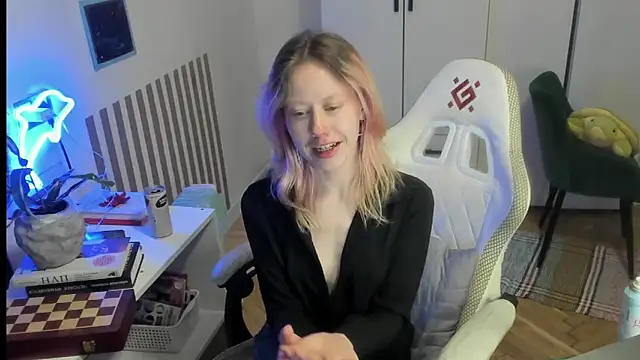 Snapshot of Silly__Milly chatting on 06/05/26, 06:52 Silly Milly online show from 06/05/26, 06:52