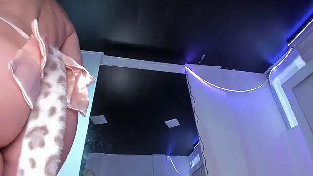 chrystal js online show from 04/08/26, 12:50