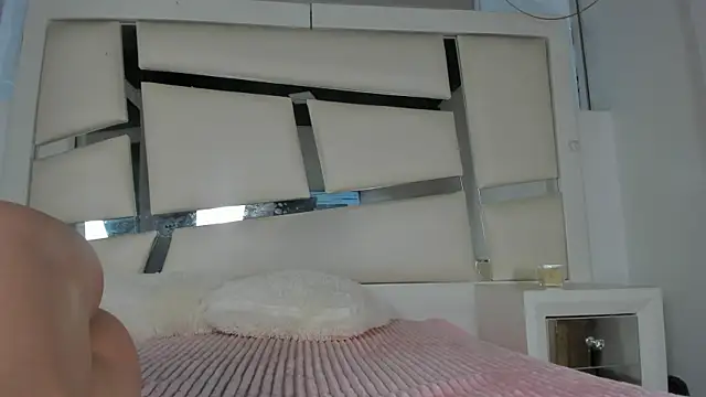 chrystal js online show from 05/04/26, 12:41