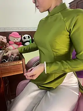 Snapshot of ___Erin___ chatting on 04/19/26, 02:23 Erin online show from 04/19/26, 02:23