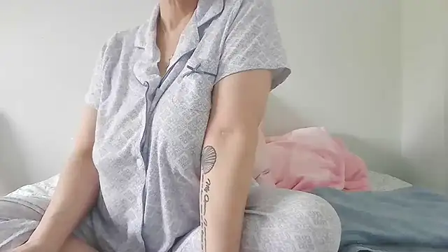 BlueEyezIrish online show from 11/02/25, 07:19