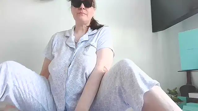 BlueEyezIrish online show from 10/27/25, 07:48