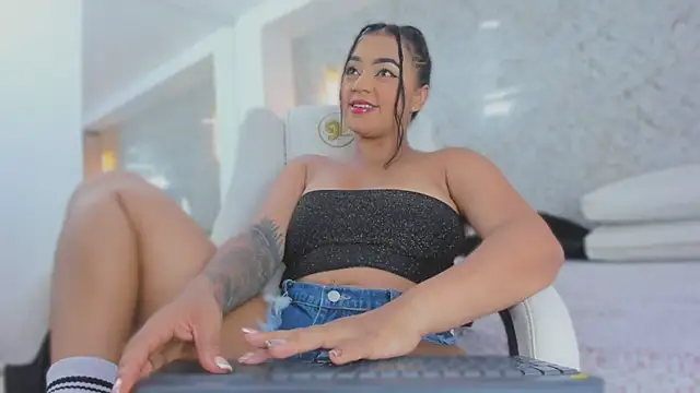 Snapshot of ximena_case chatting on 10/03/25, 12:17 ximena case online show from 10/03/25, 12:17