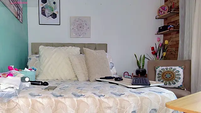 yanella fire online show from 04/19/26, 05:03