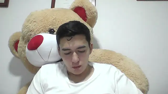 Snapshot of Estebitan_vm chatting on 10/15/25, 04:44 Estebitan vm online show from 10/15/25, 04:44