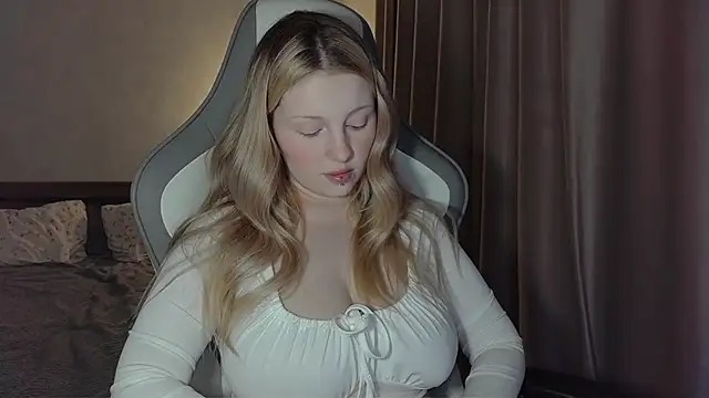 Snapshot of x_ivy_x chatting on 02/24/26, 05:25 x ivy x online show from 02/24/26, 05:25