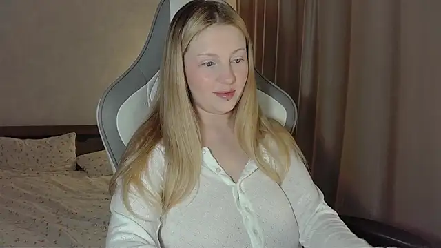 Snapshot of x_ivy_x chatting on 02/19/26, 04:48 x ivy x online show from 02/19/26, 04:48