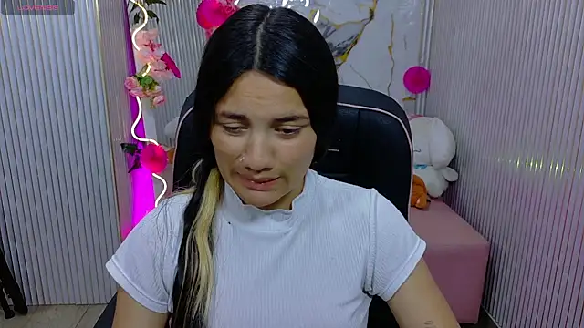 Snapshot of Chiara_tay chatting on 07/14/26, 08:04 Chiara tay online show from 07/14/26, 08:04