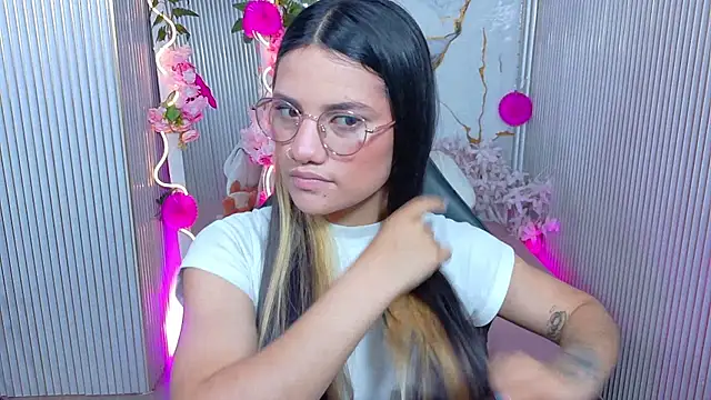 Snapshot of Chiara_tay chatting on 06/23/26, 11:41 Chiara tay online show from 06/23/26, 11:41