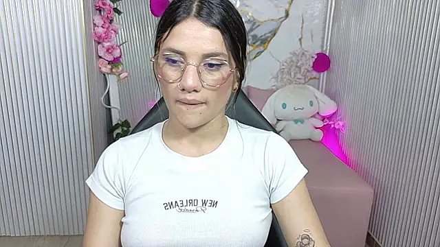 Snapshot of Chiara_tay chatting on 06/08/26, 07:14 Chiara tay online show from 06/08/26, 07:14