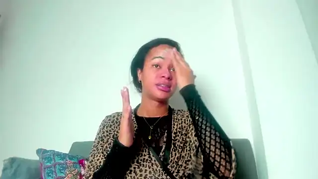 meghanSusexx online show from 12/15/25, 06:41