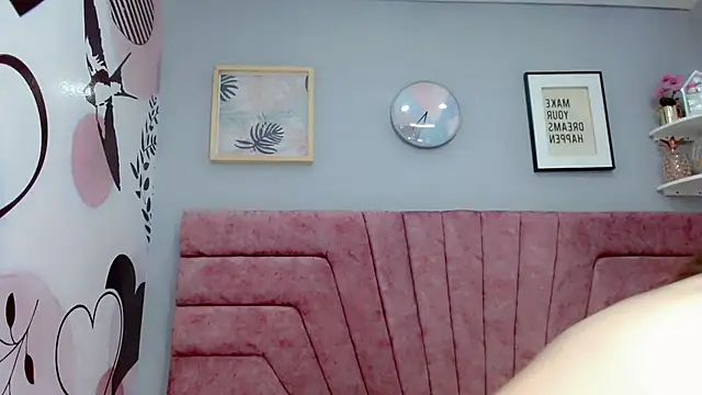 Snapshot of ValeriaAguilar chatting on 02/15/25, 10:42 ValeriaAguilar online show from 02/15/25, 10:42