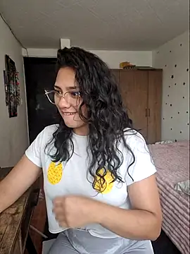 Thaliacooper  online show from 12/04/25, 07:02