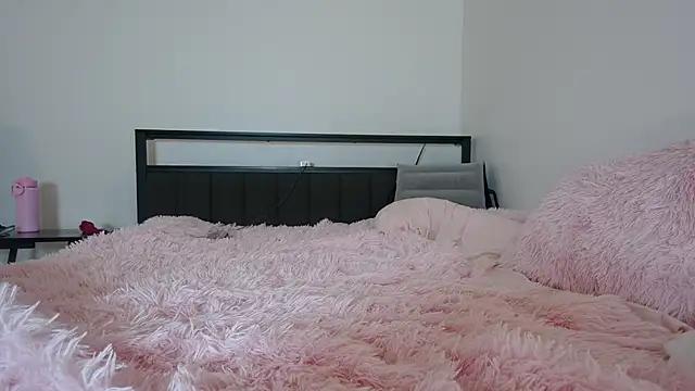 QueenLolaX online show from 04/08/26, 05:42