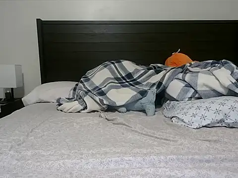 QueenLolaX online show from 12/22/25, 06:02