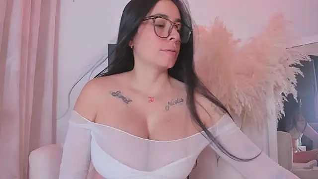 Snapshot of msschloee_ chatting on 06/17/26, 06:51 msschloee online show from 06/17/26, 06:51