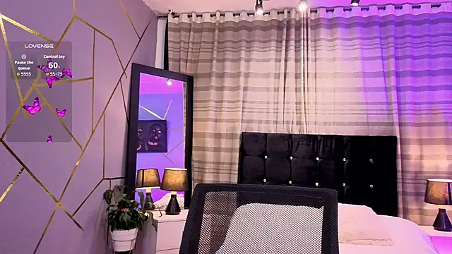 Megan Do Santos online show from 11/18/25, 08:01