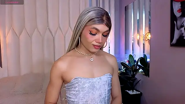 Megan Do Santos online show from 04/15/26, 01:59