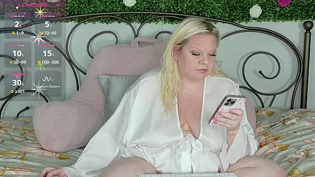 Snapshot of siennaxluxx chatting on 05/08/26, 02:37 siennaxluxx online show from 05/08/26, 02:37