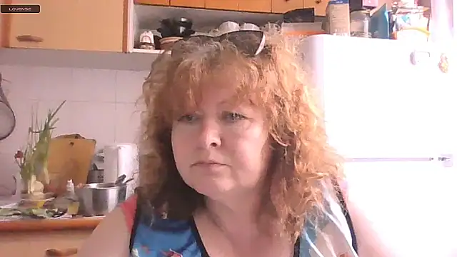 Snapshot of RoseRed69 chatting on 05/28/26, 04:09 RoseRed69 online show from 05/28/26, 04:09
