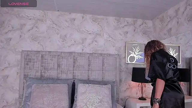 Luna18Pink online show from 04/28/26, 12:42