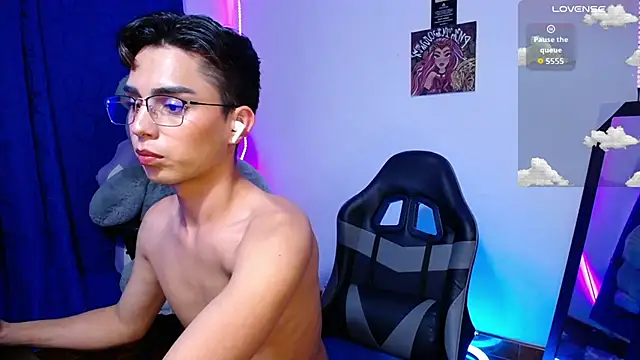 Snapshot of OwenBluee chatting on 06/14/26, 05:19 OwenBluee online show from 06/14/26, 05:19