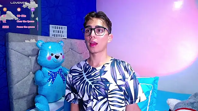 Snapshot of OwenBluee chatting on 02/25/25, 07:09 OwenBluee online show from 02/25/25, 07:09