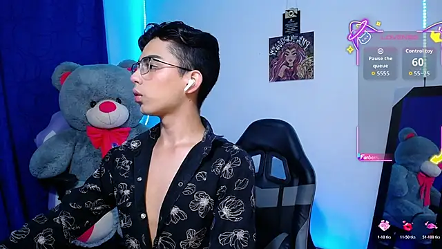 Snapshot of OwenBluee chatting on 06/16/26, 12:43 OwenBluee online show from 06/16/26, 12:43