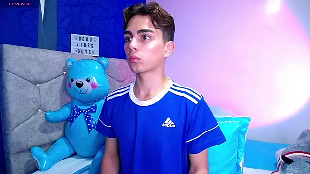 Snapshot of OwenBluee chatting on 02/26/25, 03:25 OwenBluee online show from 02/26/25, 03:25