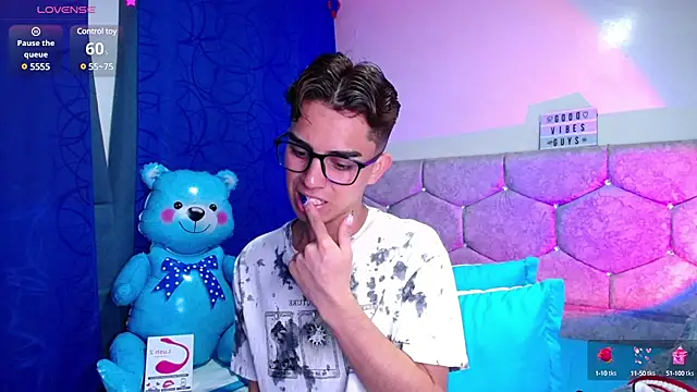 Snapshot of OwenBluee chatting on 02/13/25, 08:17 OwenBluee online show from 02/13/25, 08:17