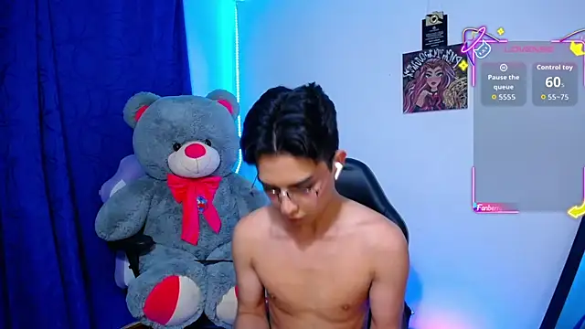 Snapshot of OwenBluee chatting on 06/18/26, 06:34 OwenBluee online show from 06/18/26, 06:34